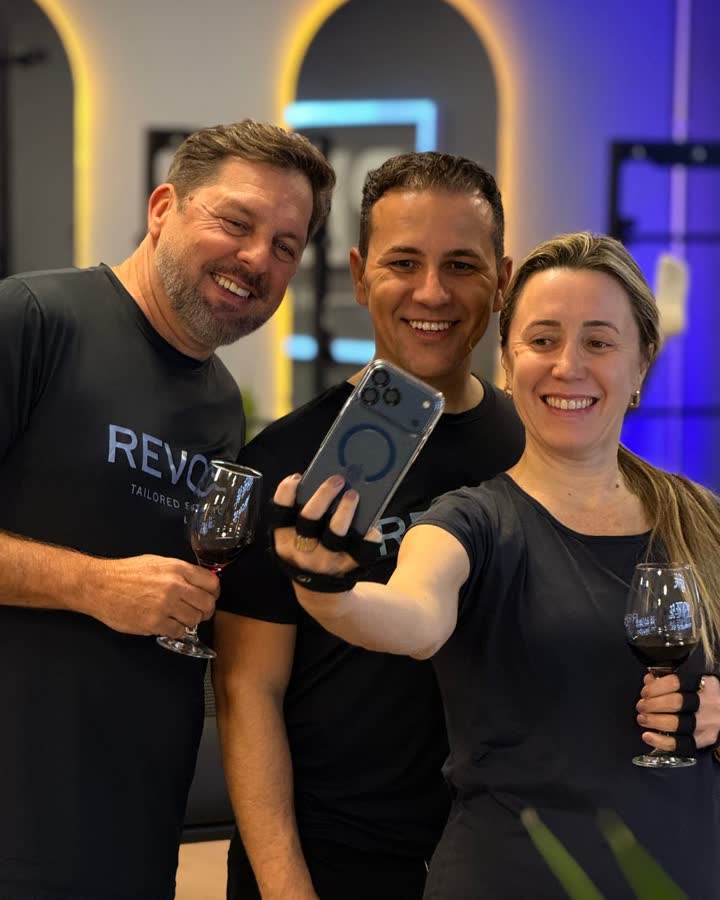 Pessoas reunidas em um ambiente de networking na Revoo